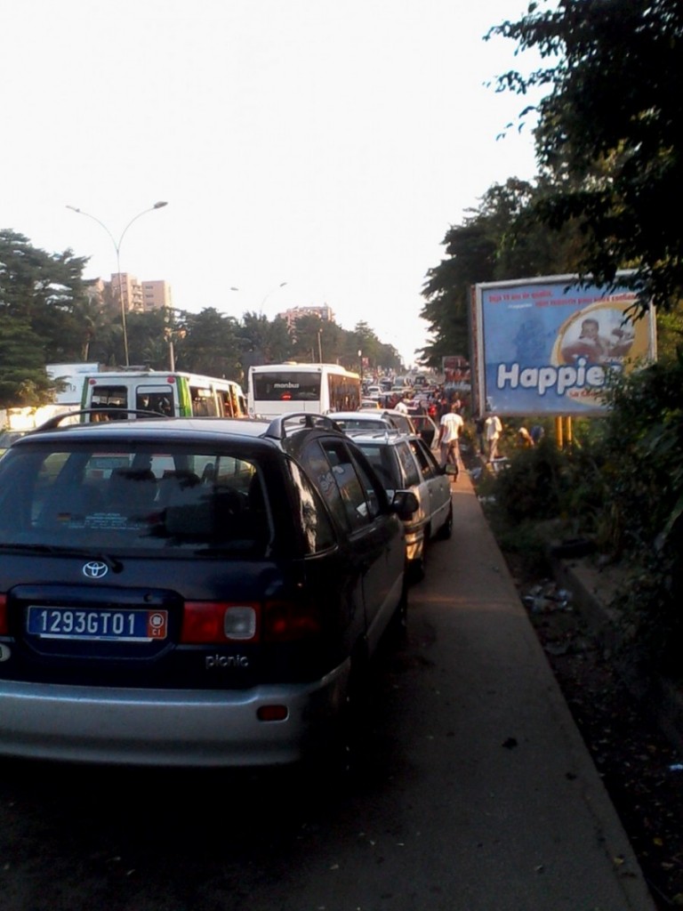 Article : Cocody  »carrefour la vie ». Chassés de leur gare improvisée, les taxis banalisés s&rsquo;installent  »légalement » sur les trottoirs