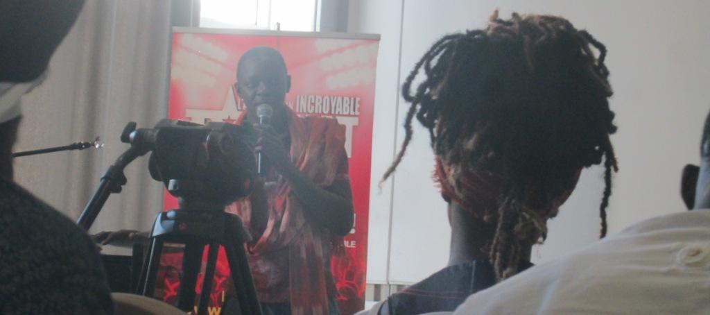 Daouda en face et konnie de dos, le DUO d'animateurs (Ph.ABC)